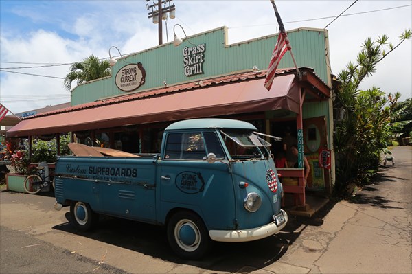 Здесь очень много олдовых микроавтобусов, причем многе на ходу